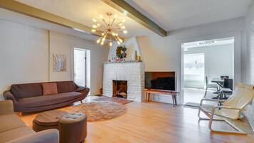 Casa (4 Bedrooms) | Área de sala de estar | Televisión y chimenea