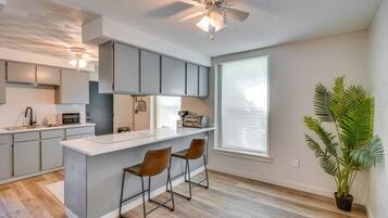 Microondas, horno, parrilla de estufa y cafetera y tetera