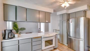 Casa (4 Bedrooms) | Cocina privada | Microondas, horno, parrilla de estufa y cafetera y tetera