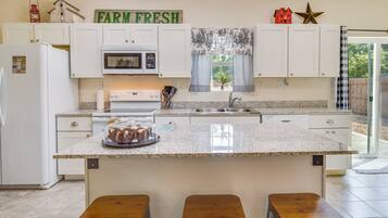 Cottage (2 Bedrooms) | Private kitchen | Microwave, oven, stovetop, dishwasher