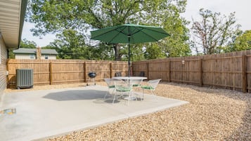 Cottage (2 Bedrooms) | Front of property