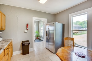 Nhà (2 Bedrooms) | Bếp riêng | Dụng cụ nấu nướng/bát dĩa/dao nĩa, khăn giấy 