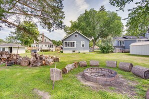 Property grounds - Lakefront Mound Vacation Rental w/ Fire Pit Access (Mound)