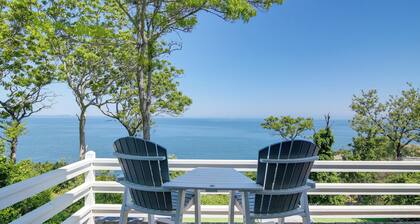 Bayfront Home w/ Deck - 4 Mi to Downtown Plymouth!