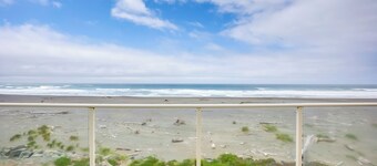 Gold Beach Retreat: Private Hot Tub + Ocean Views!
