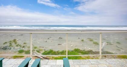 Gold Beach Retreat: Private Hot Tub + Ocean Views!