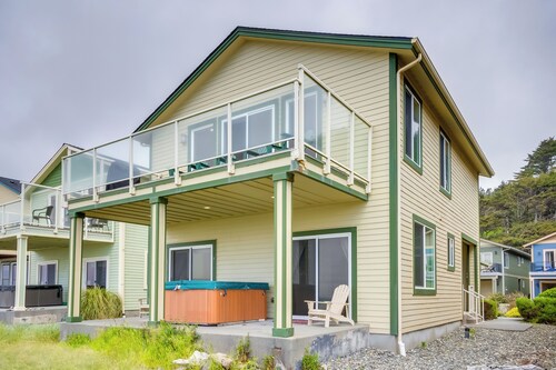 Gold Beach Retreat: Private Hot Tub + Ocean Views!
