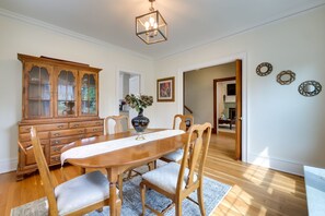 Dining - Cleveland Heights Retreat: Close to Everything! (Cleveland Heights)