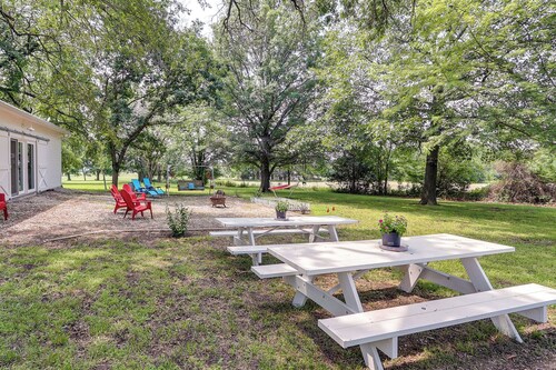 Coffeyville Countryside Studio w/ Fire Pit!