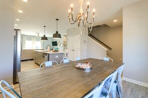 Dining - Beaufort Getaway w/ Pool Access, 2 Mi to Downtown! (Beaufort)