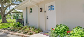 Cozy Ocala Retreat w/ Pool, Screened Lanai!