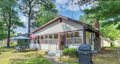 4-season Anglers Cabin At Shawano Lake w/ Views!