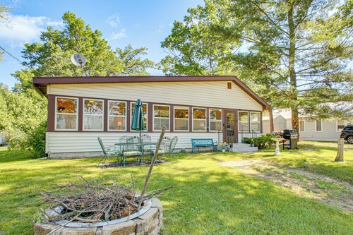 4-season Anglers Cabin At Shawano Lake w/ Views!