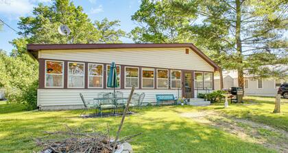 4-season Anglers Cabin At Shawano Lake w/ Views!