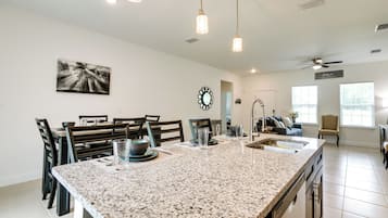 House (4 Bedrooms) | Interior