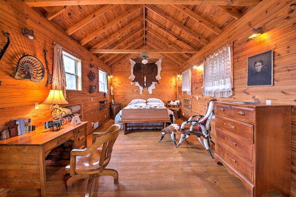 Interior - 'ark Bunkhouse' Fredericksburg Hideaway w/ Hot Tub (Fredericksburg)