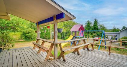 Cozy Washington Retreat w/ Deck, Walk to Beach!