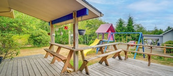 Cozy Washington Retreat w/ Deck, Walk to Beach!