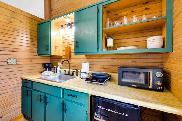 Apartment (0 Bedroom) | Interior - Lovely Ozarks Cabin Rental ~ 5 Mi to Beaver Lake! (Eureka Springs)