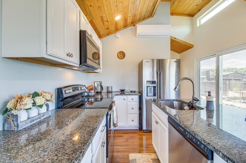 2 Mi to Rainbow Lake: Lovely Lakeside Tiny Home