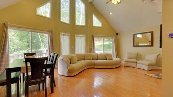 House (3 Bedrooms) | Interior