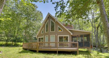 Pools, Hot Tub & More: Bushkill Mountain Getaway!