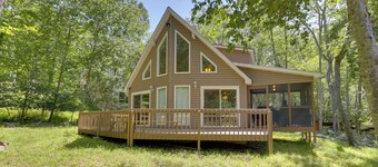 Pools, Hot Tub & More: Bushkill Mountain Getaway!