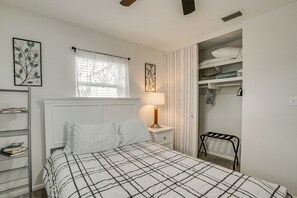 House (2 Bedrooms) | Interior - Port Charlotte Home w/ Sunroom, Grill & Fire Pit! (Port Charlotte)