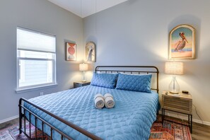 3 bedrooms, iron/ironing board, bed sheets - Rockport Beach House w/ Pop-up Bar & Gas Grill! (Rockport)