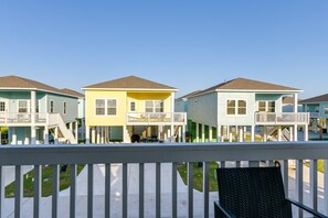 Property grounds - Rockport Beach House w/ Pop-up Bar & Gas Grill! (Rockport)