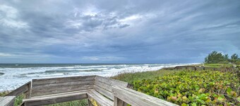 Cozy Jensen Beach Home: Pool Access, Walk to Beach