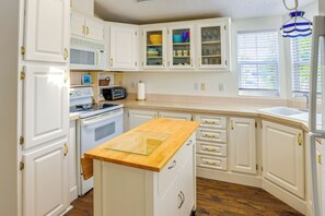 House (2 Bedrooms) | Interior - Cozy Jensen Beach Home: Pool Access, Walk to Beach (Jensen Beach)