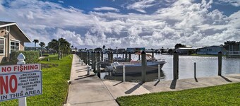 Cozy Jensen Beach Home: Pool Access, Walk to Beach