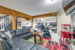 Interior - Spacious & Serene Lake Ridge Retreat w/ Game Room! (Woodbridge)