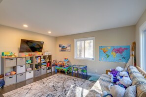 Interior - Spacious & Serene Lake Ridge Retreat w/ Game Room! (Woodbridge)