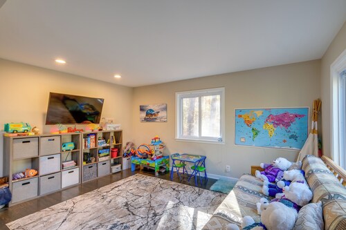 Spacious & Serene Lake Ridge Retreat w/ Game Room!