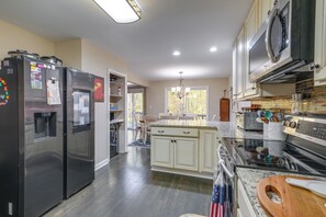 House (4 Bedrooms) | Interior - Spacious & Serene Lake Ridge Retreat w/ Game Room! (Woodbridge)
