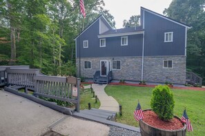 House (4 Bedrooms) | Interior - Spacious & Serene Lake Ridge Retreat w/ Game Room! (Woodbridge)