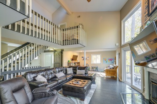 Spacious & Serene Lake Ridge Retreat w/ Game Room!