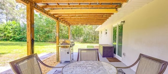 Modern Ocala Oasis w/ Fire Pit + Gas Grill!