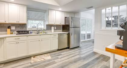 Modern Ocala Oasis w/ Fire Pit + Gas Grill!