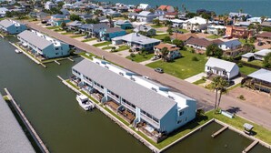 Un hôtel situé au bord de l’eau, doté de nombreuses chambres, d’une piscine et d’un quai.