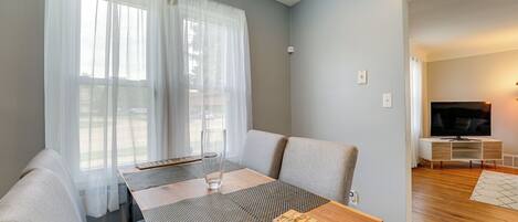 Un salon moderne avec un canapé, une table basse en bois et un meuble pour la télévision.