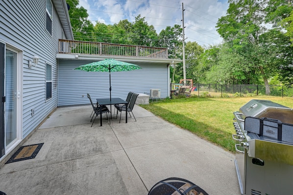 Outdoor dining - Dog-friendly Baraboo Vacation Rental w/ Yard! (Baraboo)