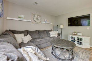 Apartment (3 Bedrooms) | Living area | TV, video-game console, DVD player, books - Dog-friendly Baraboo Vacation Rental w/ Yard! (Baraboo)