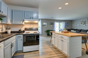 Apartment (3 Bedrooms) | Private kitchen | Microwave, oven, stovetop, dishwasher