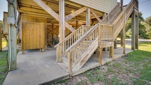 Eine Holzkonstruktion mit einer Treppe, die zu einem überdachten Bereich führt.