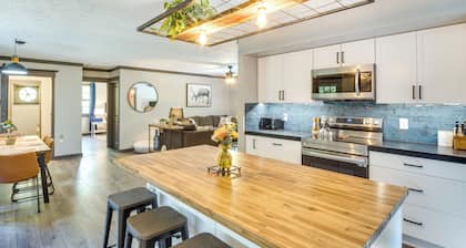 Secluded Mountain Retreat: 30 Mi to Asheville!