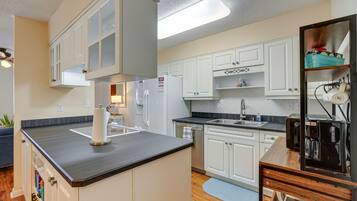 House (3 Bedrooms) | Private kitchen | Microwave, oven, stovetop, dishwasher