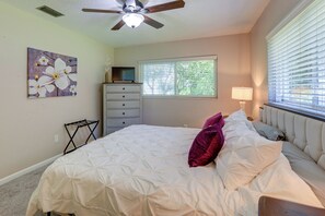 3 bedrooms, laptop workspace, iron/ironing board, free cots/infant beds - Gainesville Vacation Rental w/ Private Lanai! (Gainesville)